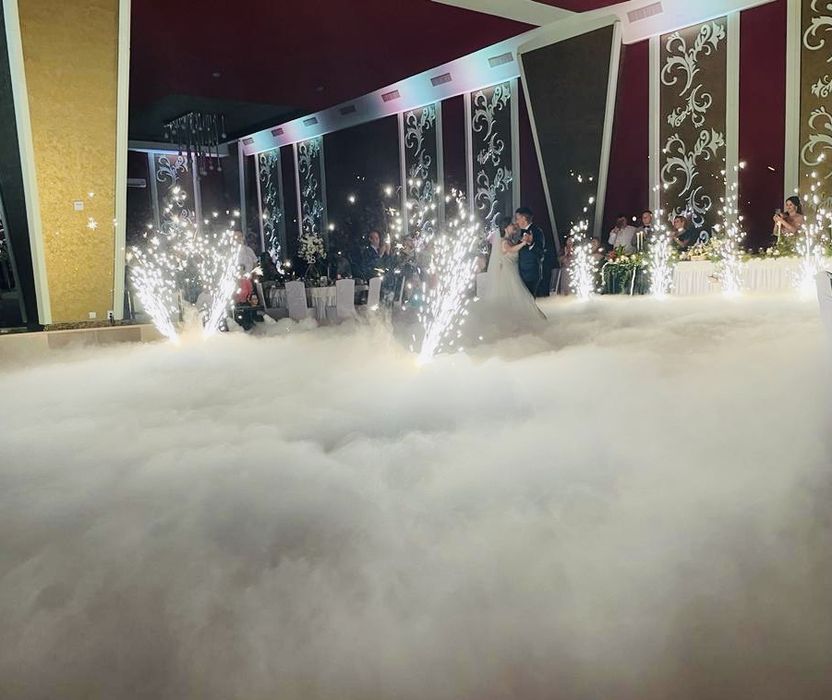 Artificii si fum greu la dansul mirilor