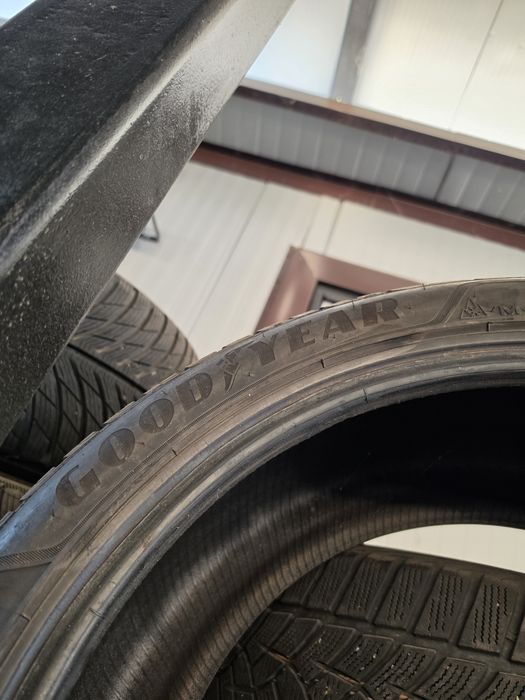 2 Броя 235/45/18 Goodyear 2x5,6mm