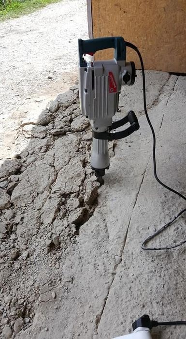 Executam demolari interioare și exterioare,spargem beton,gresie,sapa