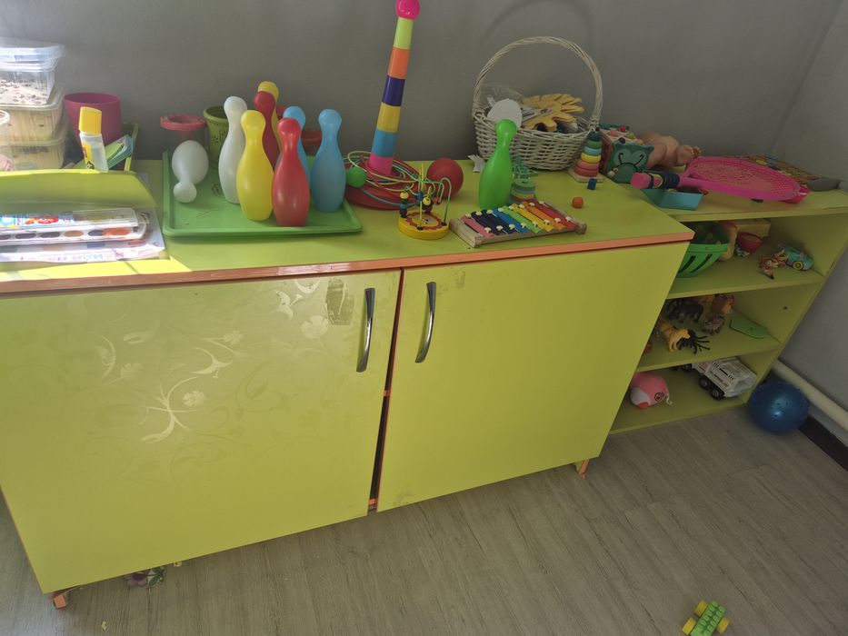 Стол и стулья полки