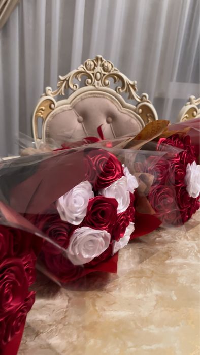 Букет из атласных лет