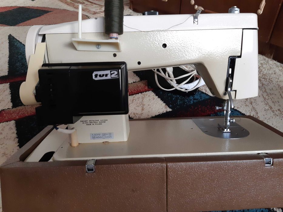 Mașină de cusut vintage Lucznik