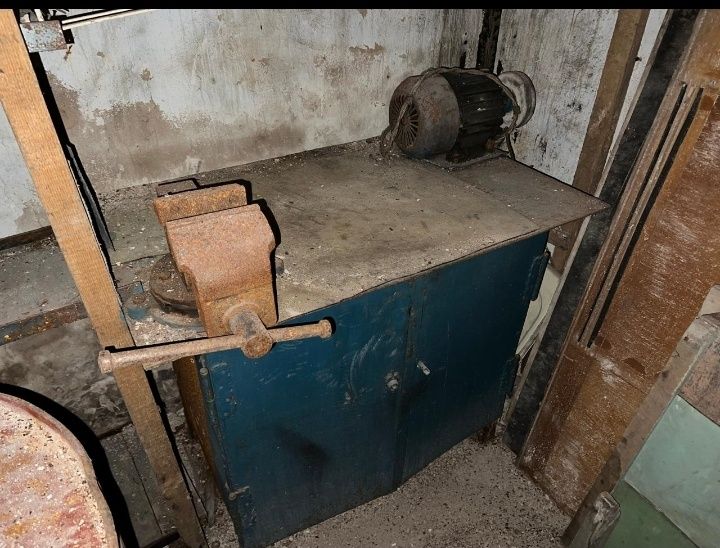 Продам Верстак с Тисками и Точилкой.