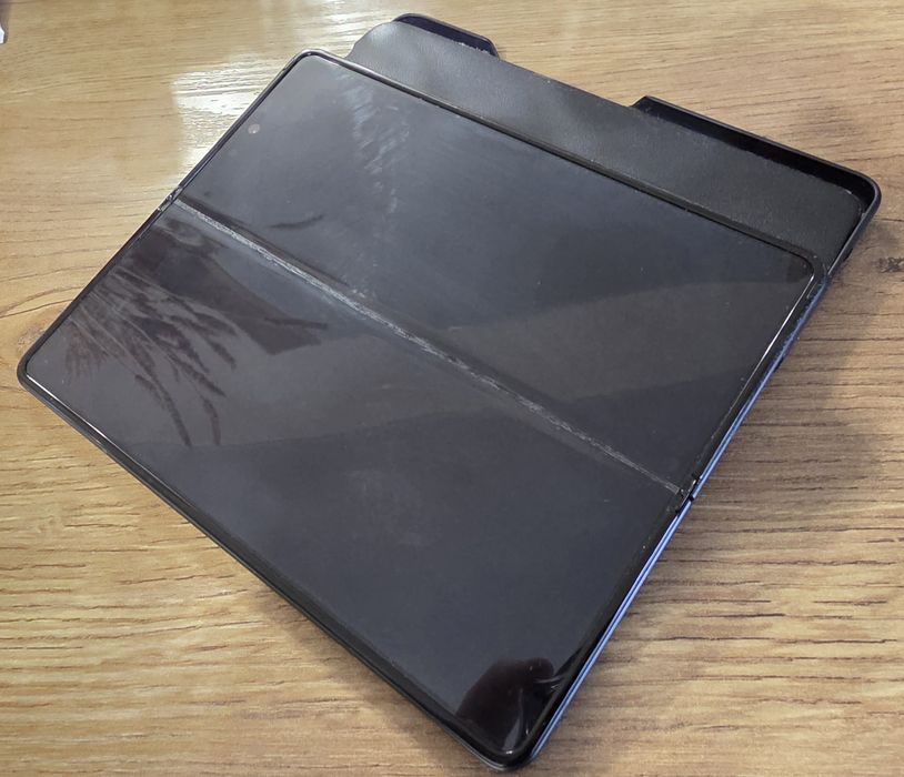 Продается Samsung fold 3 с полным комплектом и родным чехлом.