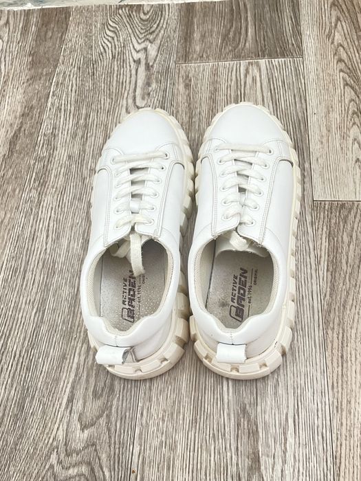 Продам женские кеды белые