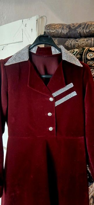 KO‘YLAK To‘q qizil rangda