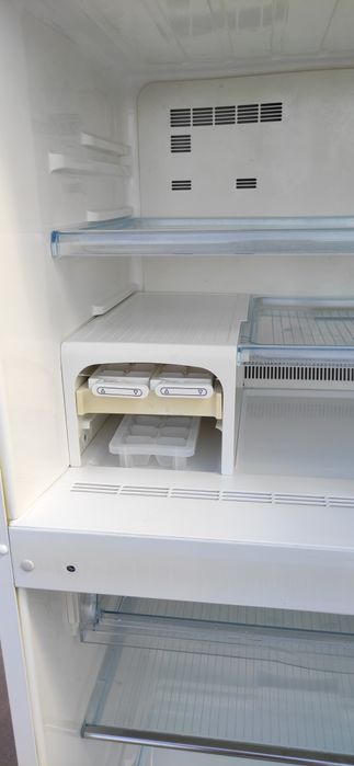 Хладилник с фризер SHARP