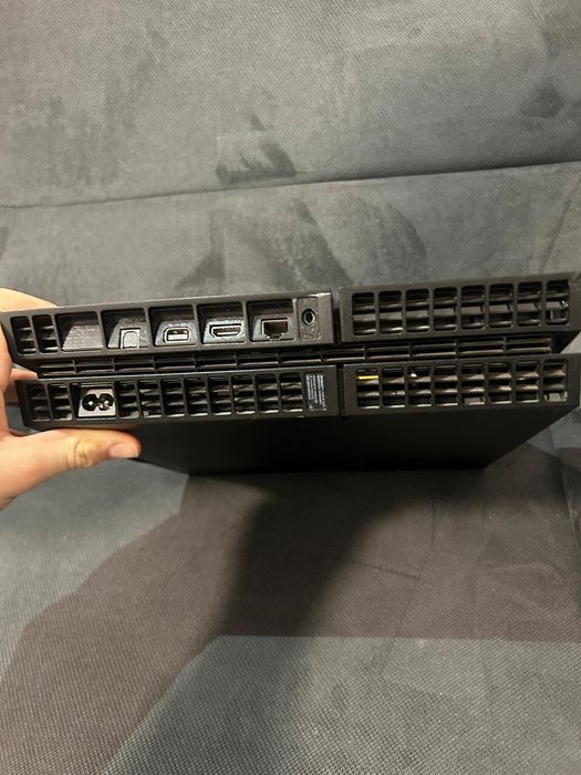 Ps4 un pic zgâriat de 2 3 ani negociabil