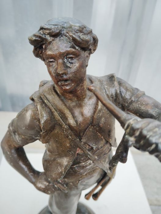 Лампи антични, бронзови, от известен френски  скулптор, статуя