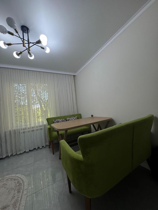 Кухонный стол с диванами