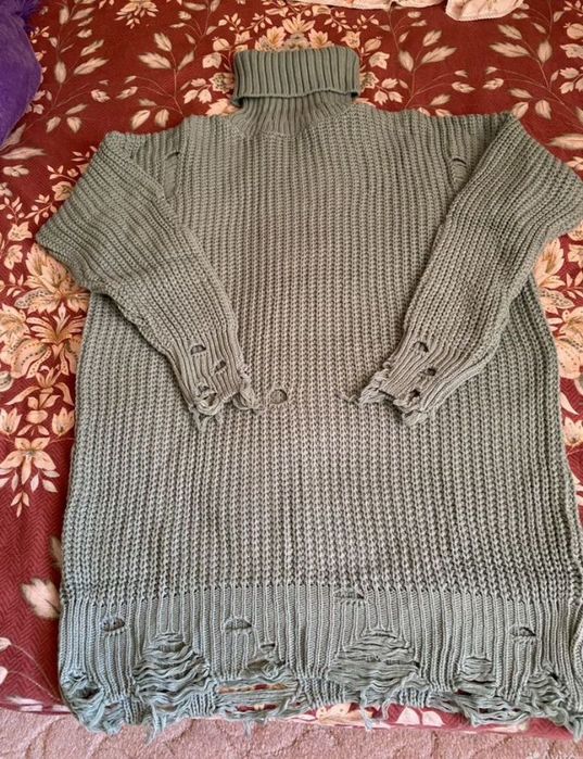 Свитер рваный, модный