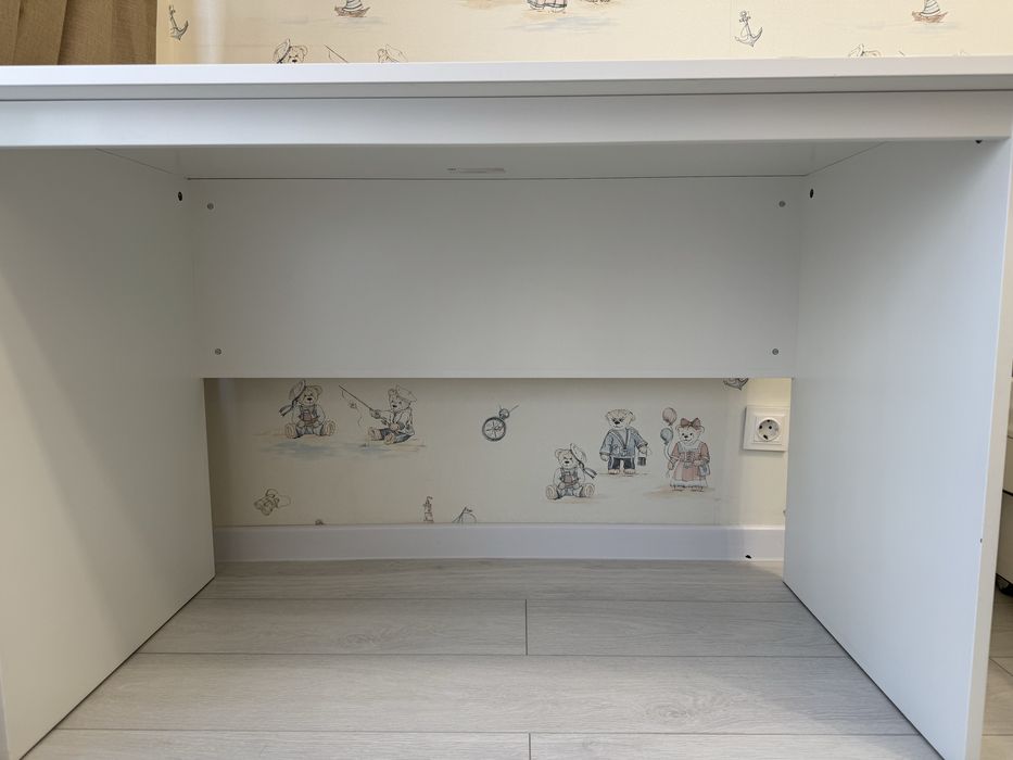 Стол письменный белый