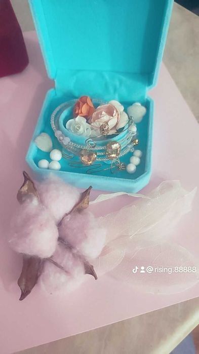 Гривна единствена със скъпоценни камъни