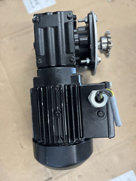 Motor electric cu refuctor de 0,18 kw