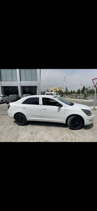Avtomobil sotiladi