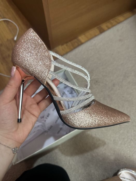 Официални блестящи обувки на висок ток