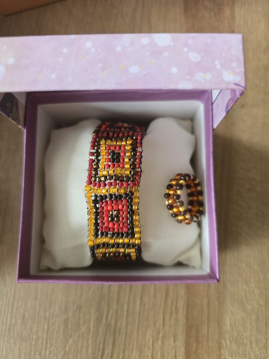 Ръчно изработени гривни за специални хора