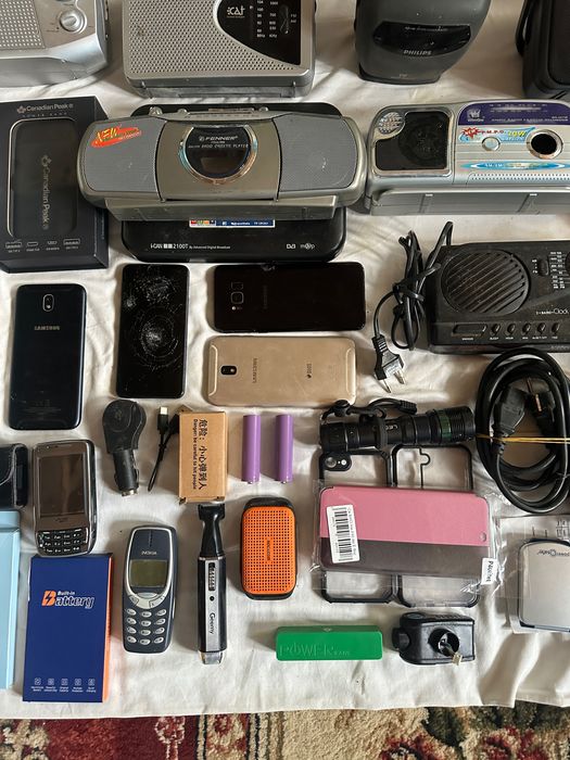 Vând electronice la grămadă.