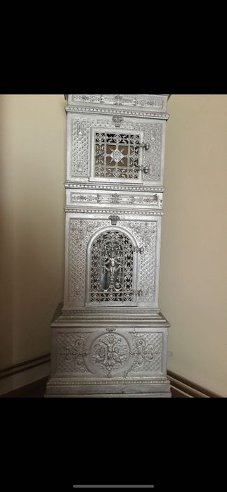 Sobă din fontă , veche de peste 100 ani , în stare foarte bună .