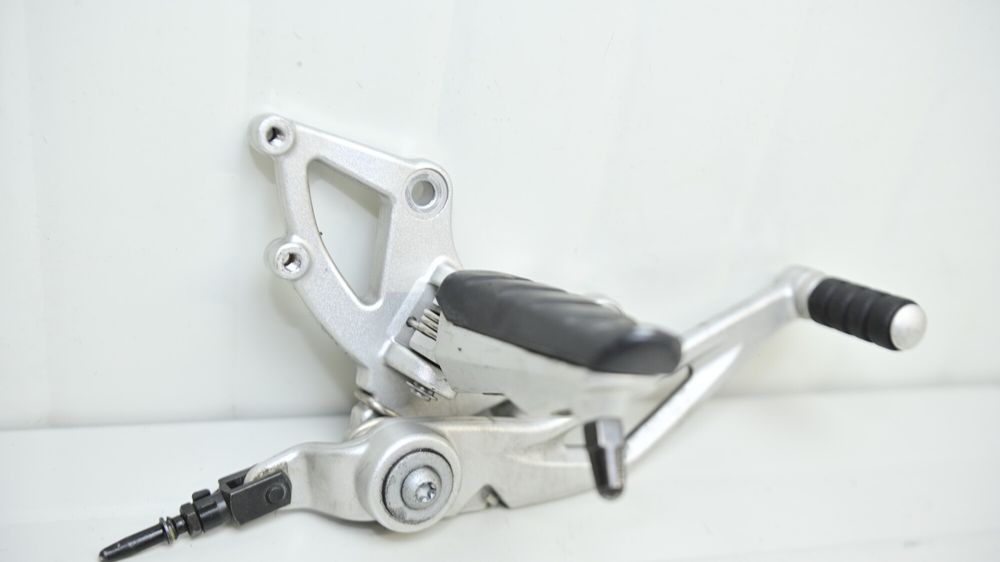 BMW R1200R K27 Suport Scarita Fata Dreapta Cu Pedala Frana