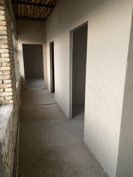 Buxoro viloyati peshku tumani markazidan 3 etajli obyekt sotiladi.