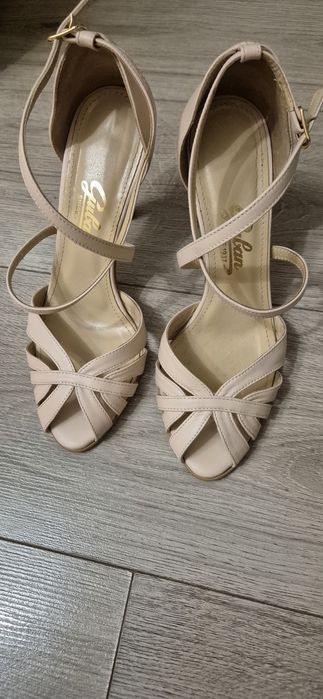 Sandale Guban marimea 37,culoare bej, toc de 10 cm, integral din piele.