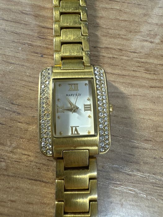 Продам часы золотистые