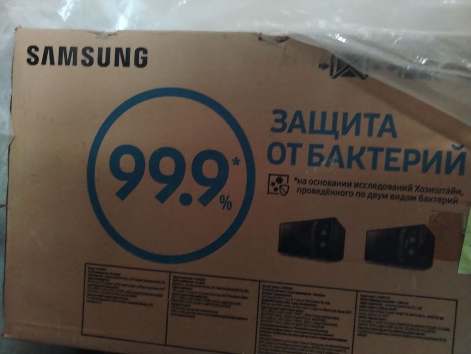 Mikrotoʻlqinli pech ishlatilmagan karobkada turibdi Samsung