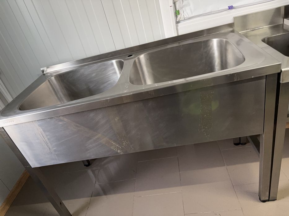 Doua mese inox , stare buna