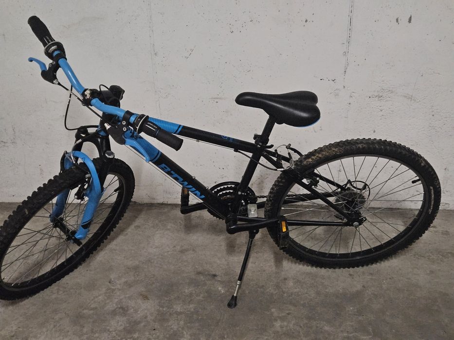 Vând Bicicletă MTB B'TWIN Rockrider 500 – Negru/Albastru
