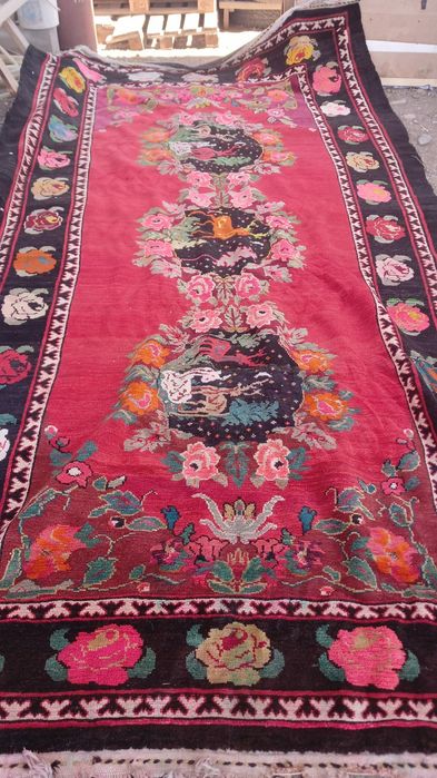 Колдан тигилген килем