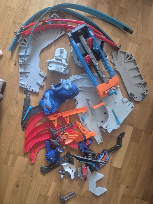 Set de joaca Zuru Metal Machines Gorilla Rampage, cale de rulare pe trei niveluri cu lift si carucior