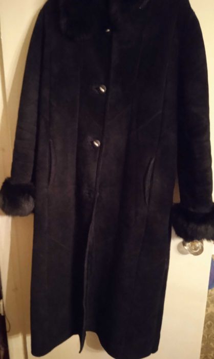 Продам  импортную кожаную дубленку темного цвета, размер 54-56