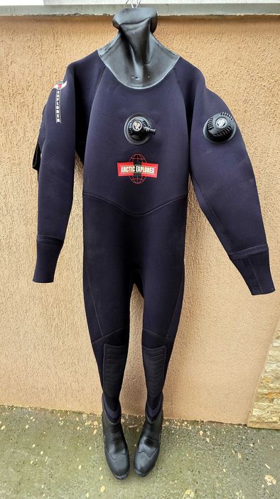 Costum etans de scufundare