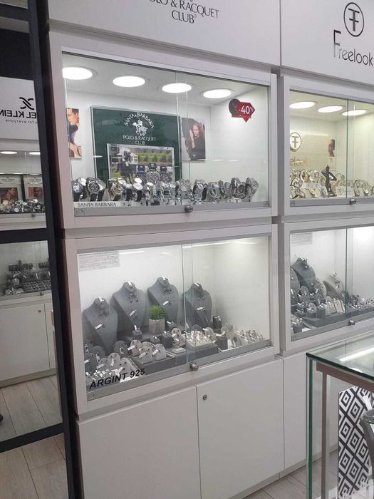 Vand mobilier magazin stare excelenta.