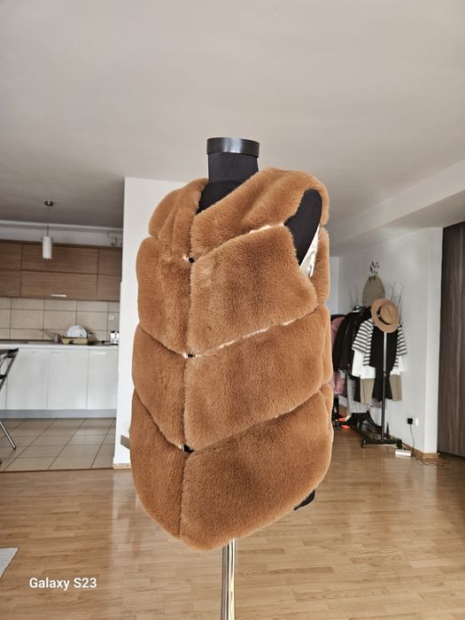 Vesta blana artificiala.100 lei