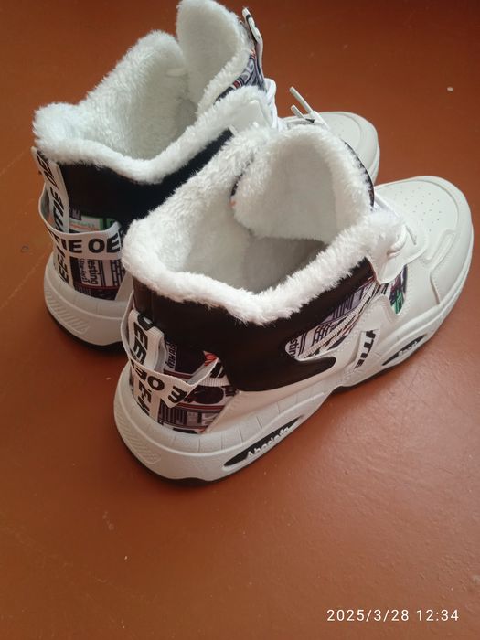 Продам кроссовки утеплённые