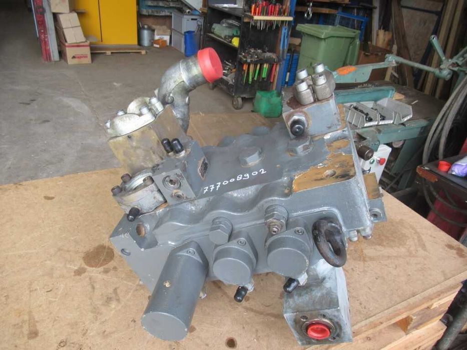 Distribuitor Lieberr R974C - Piese de schimb Liebherr