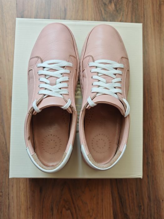 Черни сникърси, розови кецове, тъмносини балеринки естествена кожа