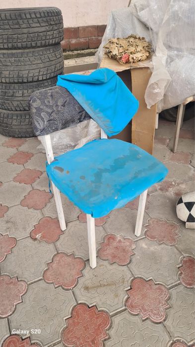 Железные стулья с накидками