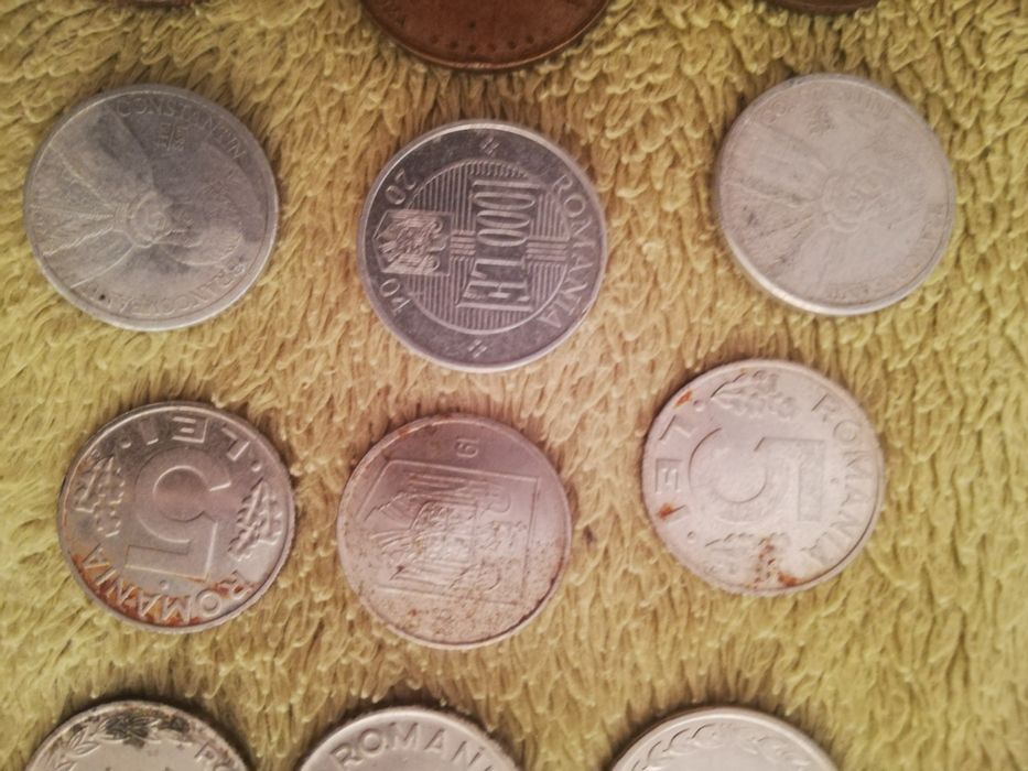 Vând colecție de bancnote și monede