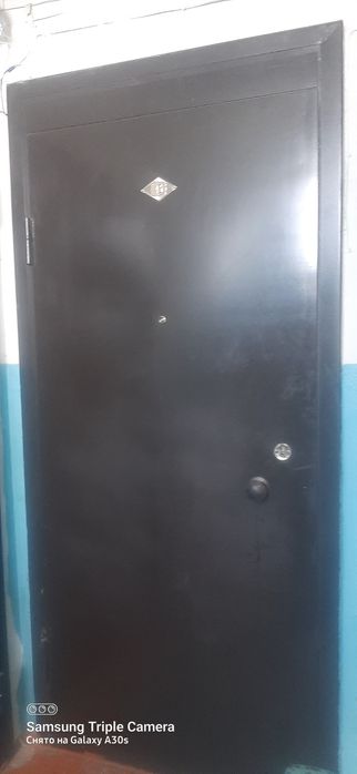 Продам входную металлическую  дверь