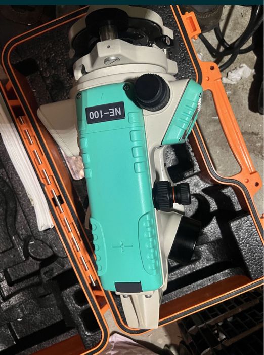 Teodolit  Nikon NE 100