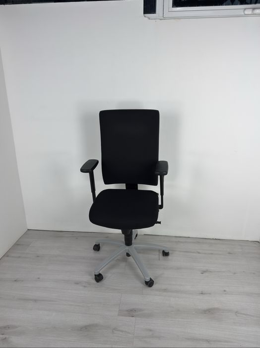 Ергономичен офис стол Dauphin който съчетава елегантен дизайн