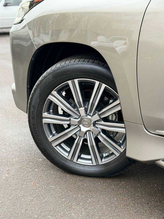 Sotuvda Lexus 570 avtomashinamiz