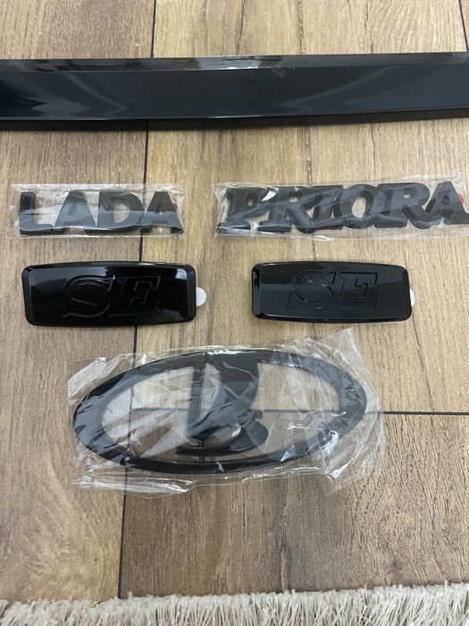 молдинг , эмблема