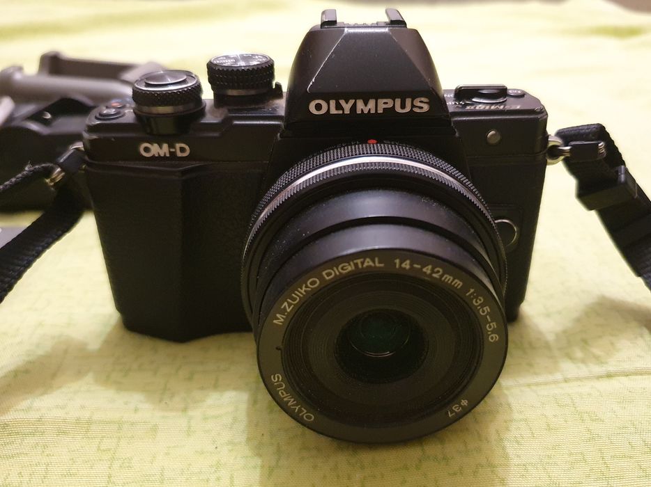 Olympus OM-D E-M10 + грип, фильтры, переходники, пульт — под ремонт/