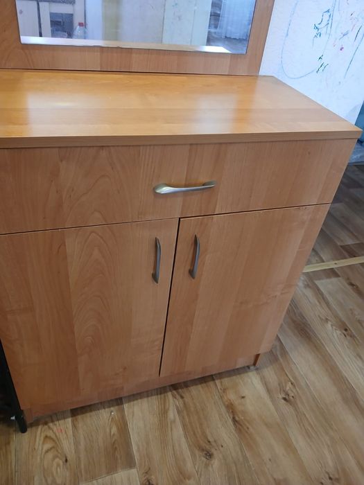 Прихожка. Вешалка, зеркало с комодом