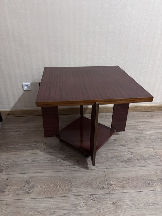 Продам столик жирнальный