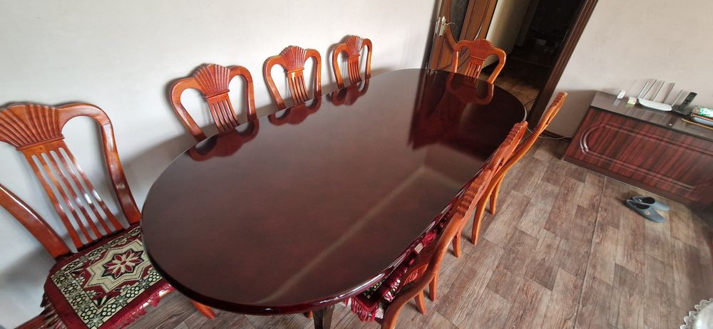 Стол для гостинной со стулами